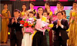 Tổng biên tập Báo Tiền Phong Lê Xuân Sơn, Trưởng ban tổ chức cuộc thi Hoa hậu Việt Nam 2014 (phải) chúc mừng Người đẹp Kinh Bắc thứ 2 Hoàng Mỹ Linh