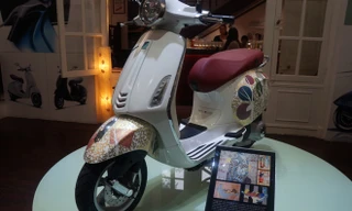 Họa sĩ dân tộc vẽ tranh trên Vespa Primavera