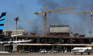 Khói bốc lên từ bồn chứa nhiên liệu bị cháy. (Nguồn: Itar-Tass)