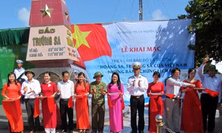 Thứ trưởng Bộ Thông tin và Truyền thông Nguyễn Thành Hưng (áo sẫm, đứng giữa), Chuẩn Đô đốc Nguyễn Ngọc Tương, Phó Chính ủy Quân chủng Hải quân (mặc quân phục) cắt băng khai mạc triển lãm 