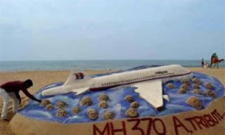 Nghệ nhân cát Ấn Độ Sudarsan Pattnaik hoàn tất một tác phẩm điêu khắc trên cát nhằm tưởng niệm những người trên máy bay Malaysia mất tích.