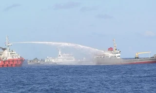 Tàu Trung Quốc liên tục tấn công tàu chấp pháp của Việt Nam Ảnh: Cảnh sát biển cung cấp.