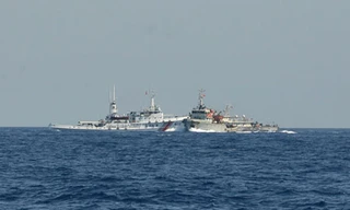 Tàu hải cảnh Trung Quốc ngăn cản hoạt động chấp pháp của kiểm ngư Việt Nam. Ảnh: Trọng Thiết.