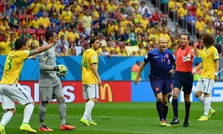 Trọng tài "tặng" Hà Lan quả 11m tưởng tượng