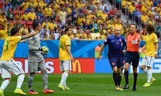 Trọng tài "tặng" Hà Lan quả 11m tưởng tượng