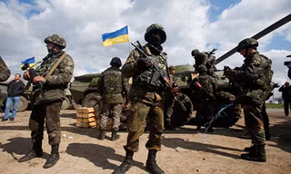 Binh sỹ Ukraine làm nhiệm vụ trấn áp lực lượng ly khai ở miền Đông (Ảnh: AP)