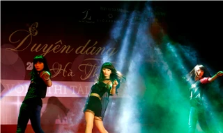 Nữ sinh Hà Thành 'đốt cháy' sân khấu 