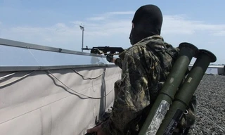 Một dân quân Donetsk được trang bị tên lửa phòng không vác vai. (Nguồn: Itar-Tass)