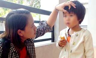  Bé Hoa được khám sức khỏe sau 3 ngày bị anh họ mang lên rừng sâu. Ảnh: Xuân Mai