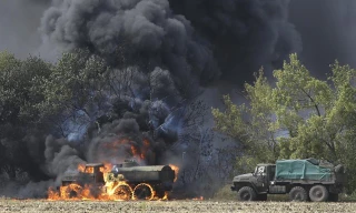 Một xe quân sự không rõ của lực lượng nào bốc cháy gần làng Berezove ở miền Đông Ukraine (Nguồn: AFP)