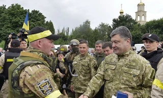 Tổng thống Ukraine Petro Poroshenko thăm một đơn vị quân đội ở Slavyansk, miền Đông Ukraine. Ảnh: AFP/TTXVN