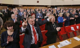 Các nhà lập pháp Crimea tán thưởng việc thông qua hiến pháp mới. Ảnh: Haaretz