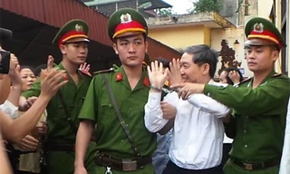 Dương Chí Dũng sau buổi xét xử giơ tay chào anh, em và vợ con.