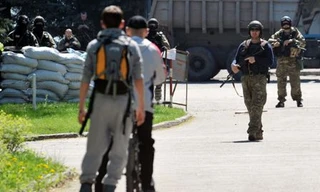 Lực lượng đặc nhiệm Ukraine gác tại sân bay thành phố Kramatorsk ngày 25/4.