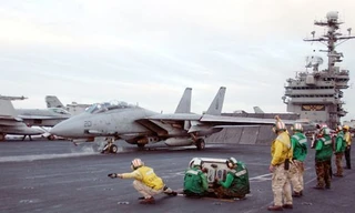 Tiêm kích hạm F-14 chuẩn bị được phóng từ tàu sân bay USS John F. Kennedy (CV-67).