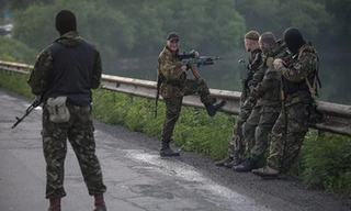 Binh sỹ Nga xuất hiện gần biên giới miền Đông Ukraine hôm 18/6. Ảnh: AP