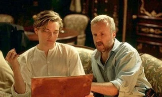 Đạo diễn James Cameron (phải) chỉ đạo Leonardo DiCaprio diễn xuất trong cảnh phim kinh điển 