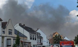 Khói bốc lên tại hiện trường xảy ra vụ tai nạn. (Nguồn: DPA)