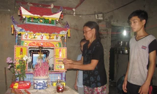 Mẹ con chị Hồng bên bàn thờ người chồng vừa mất. 