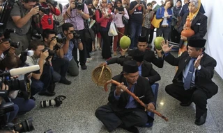 Cư dân mạng Trung Quốc và Malaysia đều lắc đầu trước kiểu tìm kiếm máy bay mất tích này của các bomoh.