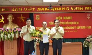 Chủ tịch HĐQT Nguyễn Quang Vinh và Tổng Giám đốc Lê Ngọc Hoa trao quyết định bổ nhiệm cho Phó Tổng Giám đốc Nguyễn Anh Dũng. 