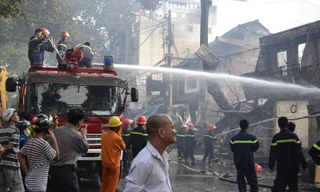 Các chiến sỹ chữa cháy nỗ lực dập tắt đám cháy