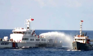 Tàu Trung Quốc tiếp tục vây ráp, đâm, xịt vòi rồng vào lực lượng chấp pháp Việt Nam. 