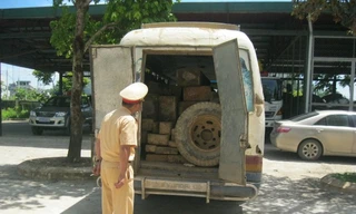 Xe khách ngụy trang để chở gỗ lậu.