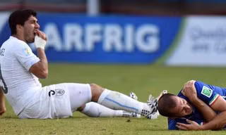 Suarez chỉnh răng sau màn cẩu xực, còn nạn nhân Chiellini ôm vai đau đớn