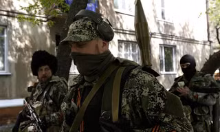  Dân quân Slaviansk sẵn sàng chiến đấu. Ảnh: Getty Images