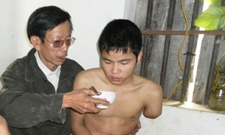 Ông Bình hàng ngày vừa tự lo cho bản thân, vừa phải chăm con