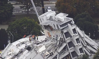 Lực lượng cứu hộ trên tòa nhà Pyne Gould Guiness ở trung tâm Christchurch Ảnh: New Zealand Herald