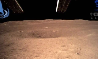 Ảnh cận cảnh đầu tiên ở vùng tối của Mặt trăng do tàu thăm dò của Trung Quốc gửi về. (Ảnh: Xinhua)