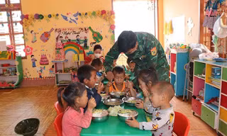 Bữa cơm ấm nóng của bộ đội biên phòng dành cho trẻ nghèo vùng biên