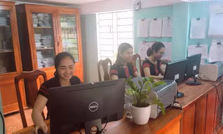 Cán bộ xã, giáo viên người Pa Kô mặc trang phục thổ cẩm vào đầu tuần