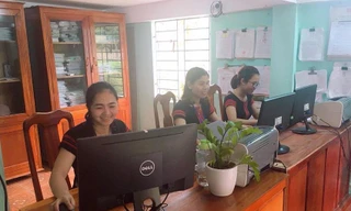 Cán bộ xã, giáo viên người Pa Kô mặc trang phục thổ cẩm vào đầu tuần