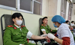 Cán bộ, sinh viên, chiến sĩ lực lượng vũ trang Thái Bình sôi nổi tham gia Chủ nhật Đỏ