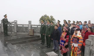 Bộ đội, cán bộ, nhân dân cùng du khách thượng cờ đầu năm tại Lũng Cú