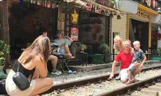 Cà phê đường tàu 'tái phát', du khách mạo hiểm tạo dáng trên đường ray 