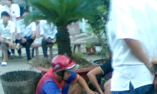 Đại uý mặc thường phục cầm súng đang trấn áp 2 thanh niên