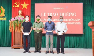 Lãnh đạo Công an tỉnh Quảng Trị thừa ủy quyền của Bộ trưởng Bộ Công an tuyên dương, trao thưởng cho các hộ gia đình hiến đất để xây dựng trụ sở làm việc, nơi ở cho cán bộ, chiến sĩ Công an xã ở huyện Hướng Hóa 