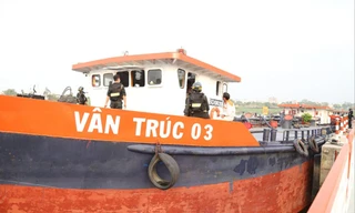 Một tàu buôn xăng lậu bị bắt giữ trong vụ án 