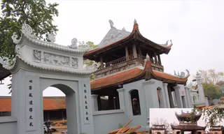 Tam quan mới (ảnh lớn) và Tam quan cũ (ảnh nhỏ) của di tích quốc gia chùa Đậu. Ảnh: Lộc Liên 