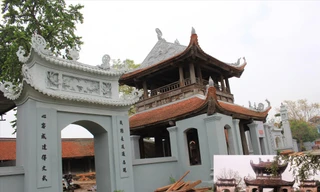 Tam quan mới (ảnh lớn) và Tam quan cũ (ảnh nhỏ) của di tích quốc gia chùa Đậu. Ảnh: Lộc Liên 