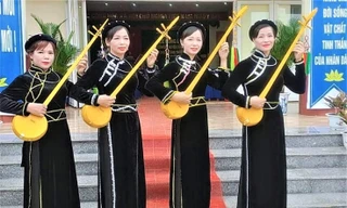 Chị Phương (thứ 2 từ phải sang) trong lần biểu diễn đàn tính, hát Then 