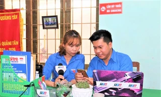 Anh Nguyễn Tiến Tới - Phó bí thư Đoàn xã Quảng Tân cùng cộng sự sản xuất bản tin thanh niên của Đoàn xã 