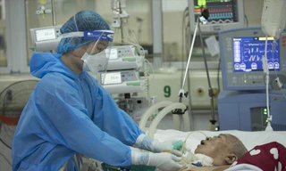 Bệnh nhân COVID-19 nặng điều trị tại Hà NộiẢnh: Thái Hà 