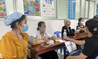 Giữ người, giữ việc thời khó 