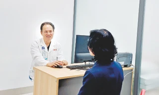 GS Cao Tiến Đức tư vấn, thăm khám bệnh 