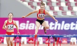 VĐV Quách Thị Lan (bên phải) trở thành VĐV châu Á duy nhất giành suất vào bán kết 400m rào nữ ở Olympic Tokyo 2020. Ảnh: PV